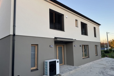 Bytový dům ve Vlkoši s plastovými okny Rehau Synego MD