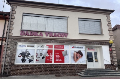 Budova firmy DADKA VRACOV s.r.o. s našimi plastovými výlohami a dveřmi Rehau Synego