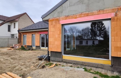 Dodávka a montáž okenních prvků, dveří a HS portálů pro rodinný dům ve Vnorovech