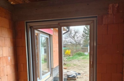 Dodávka a montáž okenních prvků, dveří a HS portálů pro rodinný dům ve Vnorovech