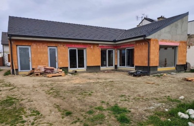 Dodávka a montáž okenních prvků, dveří a HS portálů pro rodinný dům ve Vnorovech