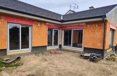 Dodávka a montáž okenních prvků, dveří a HS portálů pro rodinný dům ve Vnorovech