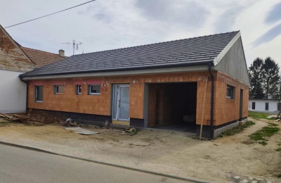 Dodávka a montáž okenních prvků, dveří a HS portálů pro rodinný dům ve Vnorovech