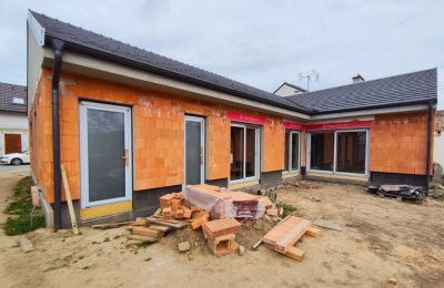 Dodávka a montáž okenních prvků, dveří a HS portálů pro rodinný dům ve Vnorovech