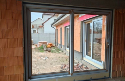 Dodávka a montáž okenních prvků, dveří a HS portálů pro rodinný dům ve Vnorovech