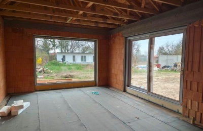 Dodávka a montáž okenních prvků, dveří a HS portálů pro rodinný dům ve Vnorovech