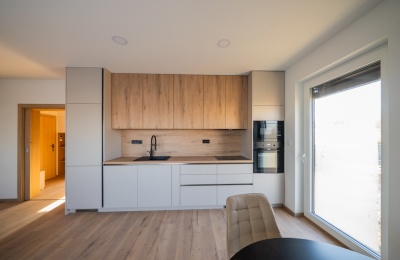Dodávka a montáž oken a dveří pro moderní apartmány v Zaječí na Pálavě
