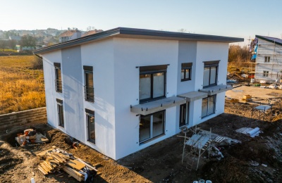 Dodávka a montáž oken a dveří pro moderní apartmány v Zaječí na Pálavě