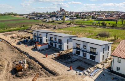 Dodávka a montáž oken a dveří pro moderní apartmány v Zaječí na Pálavě