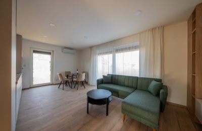 Dodávka a montáž oken a dveří pro moderní apartmány v Zaječí na Pálavě