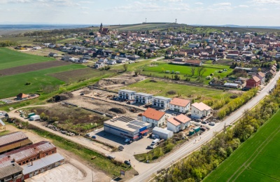 Dodávka a montáž oken a dveří pro moderní apartmány v Zaječí na Pálavě