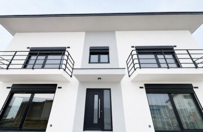 Dodávka a montáž oken a dveří pro moderní apartmány v Zaječí na Pálavě