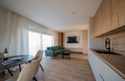 Dodávka a montáž oken a dveří pro moderní apartmány v Zaječí na Pálavě