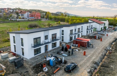 Dodávka a montáž oken a dveří pro moderní apartmány v Zaječí na Pálavě