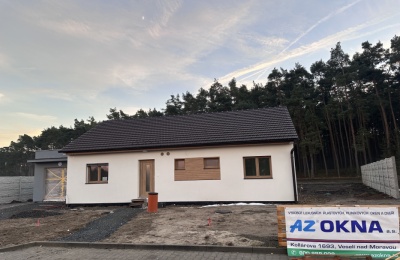 První dům v lokalitě Olšíčka ve Vracově už má okna!