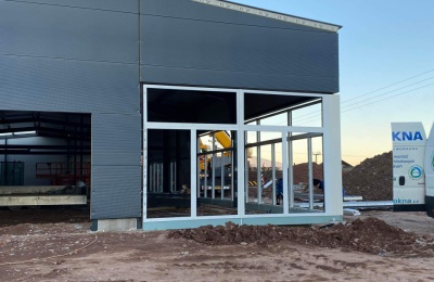 Výroba a montáž plastových oken a dveří do nově montované haly na Semilsku