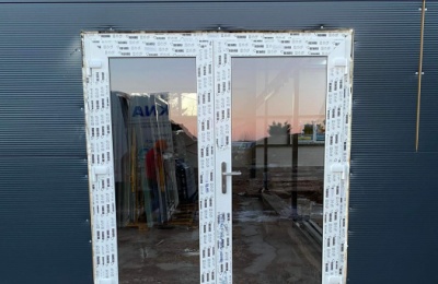 Výroba a montáž plastových oken a dveří do nově montované haly na Semilsku