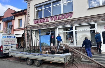 Plastová okna a dveře Rehau Synego pro firmu DADKA VRACOV s.r.o. | AZ OKNA a.s.