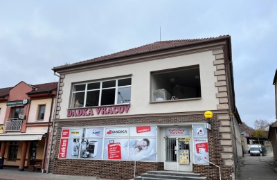 Plastová okna a dveře Rehau Synego pro firmu DADKA VRACOV s.r.o. | AZ OKNA a.s.