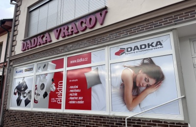 Plastová okna a dveře Rehau Synego pro firmu DADKA VRACOV s.r.o. | AZ OKNA a.s.