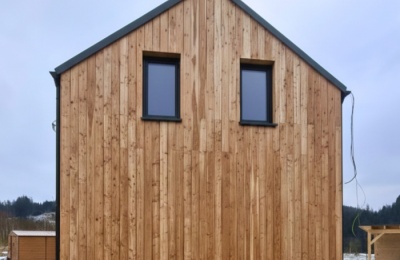 Rekreační chata na Sázavě: okna a dveře v profilových systémech REHAU SYNEGO MD a REHAU GENEO MD