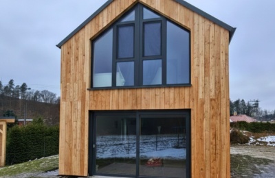 Rekreační chata na Sázavě: okna a dveře v profilových systémech REHAU SYNEGO MD a REHAU GENEO MD