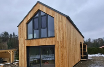 Rekreační chata na Sázavě: okna a dveře v profilových systémech REHAU SYNEGO MD a REHAU GENEO MD