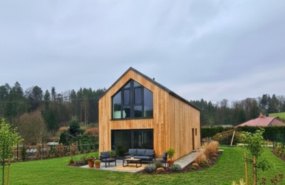 Rekreační chata na Sázavě: okna a dveře v profilových systémech REHAU SYNEGO MD a REHAU GENEO MD