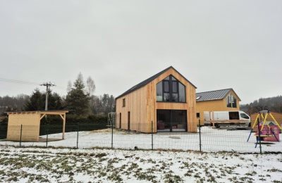 Rekreační chata na Sázavě: okna a dveře v profilových systémech REHAU SYNEGO MD a REHAU GENEO MD