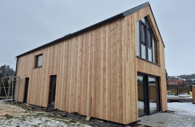 Rekreační chata na Sázavě: okna a dveře v profilových systémech REHAU SYNEGO MD a REHAU GENEO MD